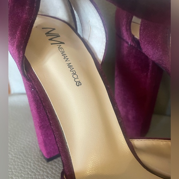 Neiman Marcus burgundy velvet platform chunky heels. Sz 10 - Picture 5 of 10
